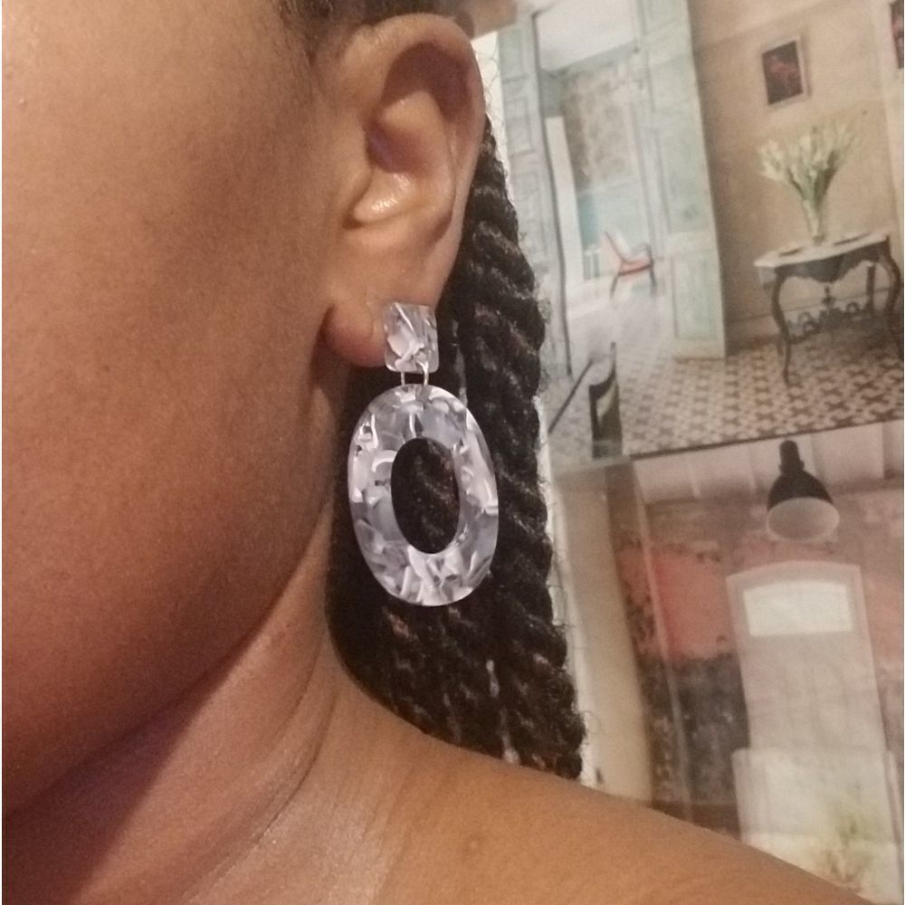 Gray resin earrings - Picture 2 of 4